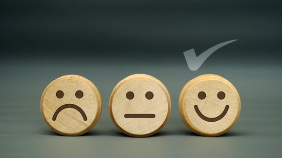 O transtorno bipolar pode impactar diretamente funções cognitivas, influenciando a rotina, o desempenho profissional e as relações pessoais  (Imagem: Ka Iki | Shutterstock)