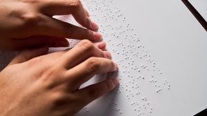 O contato com o braille desde a infância promove aprendizado, desenvolvimento da linguagem, autonomia e participação escolar em condições de equidade (Imagem: Fabian Montano Hernandez | Shutterstock)
