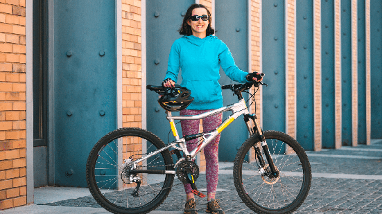 A bicicleta pode ser uma aliada da saúde ao longo de toda a vida (Imagem: zhukovvvlad | Shutterstock)
