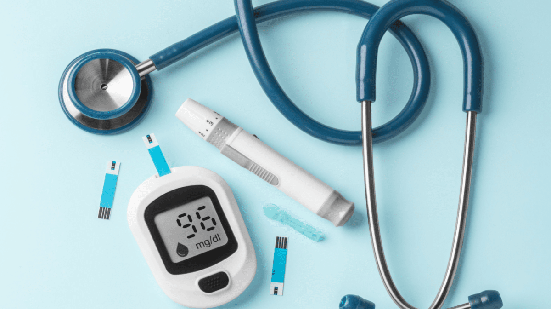 O diabetes pode ser silencioso e evoluir sem sintomas nas fases iniciais, afetando o organismo de forma progressiva (Imagem: everydayplus | Shutterstock)