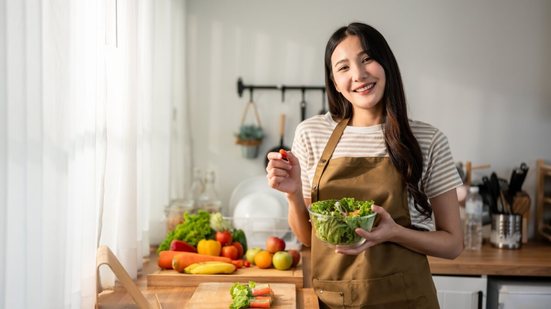 Hábitos alimentares contribuem para o controle a prevenção do diabetes (Imagem: Hananeko_Studio | Shutterstock)