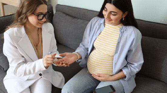 Diabetes gestacional pode aumentar o risco de complicações para a mãe e o bebê quando não é identificado e controlado (Imagem: Pixel-Shot | Shutterstock)