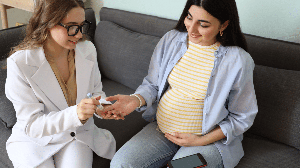 Diabetes gestacional pode aumentar o risco de complicações para a mãe e o bebê quando não é identificado e controlado (Imagem: Pixel-Shot | Shutterstock)