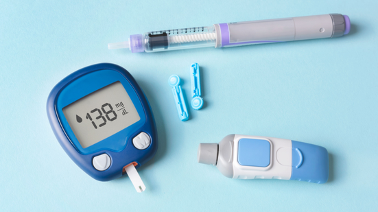 Aumento da sede, fome excessiva e cansaço persistente estão entre os principais sinais do diabetes (Imagem: Proxima Studio | Shutterstock)