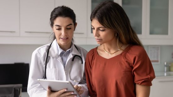 A forma como o diagnóstico do HPV é comunicado pode fazer grande diferença para o bem-estar emocional da paciente (Imagem: fizkes | Shutterstock)