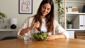 A dieta low carb pode influenciar o emagrecimento e o equilíbrio do corpo quando feita de forma adequada e consciente (Imagem: Daniel Hoz | Shutterstock)