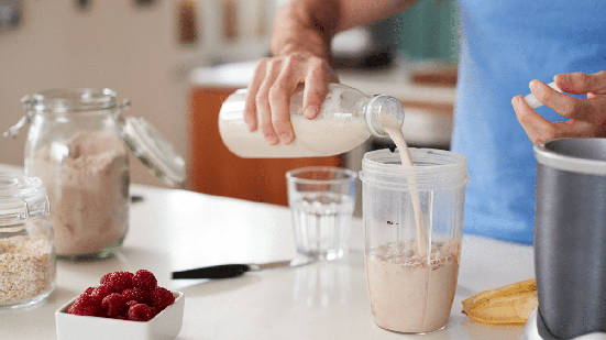 Manter uma alimentação variada é importante para equilibrar a oferta de proteínas, fibras e outros nutrientes (Imagem: Monkey Business Images | Shutterstock)