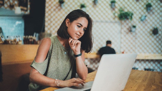 A atualização profissional é um processo contínuo que deve acompanhar o trabalhador mesmo após o início da carreira (Imagem: ImYanis | Shutterstock)