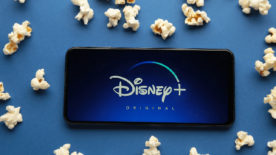 Outubro traz novas histórias de fantasia, romance, música e super-heróis ao Disney+ (Imagem: Mouse family | Shutterstock)