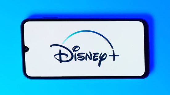 A plataforma Disney+ apresenta em dezembro títulos que vão de comédias a thrillers policiais (Imagem: JarTee | Shutterstock)