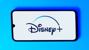 A plataforma Disney+ apresenta em dezembro títulos que vão de comédias a thrillers policiais (Imagem: JarTee | Shutterstock)