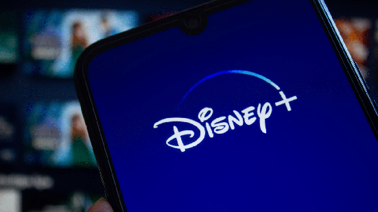 Lançamentos de vários gêneros chegam ao Disney+ ao longo do mês (Imagem: Emre Akkoyun | Shutterstock)