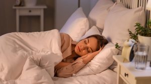 Ter uma boa noite de sono influencia diretamente a saúde do corpo, da mente e do coração (Imagem: Pixel-Shot | Shutterstock)