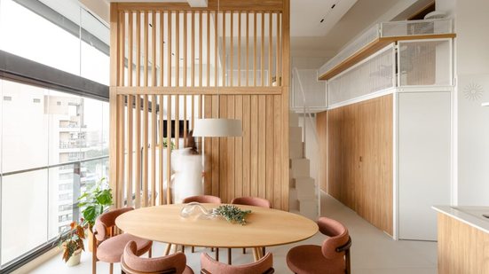 Além de valorizar a decoração, as divisórias se adaptam a diferentes necessidades sem exigir grandes intervenções (Projeto: Freijó Arquitetura | Imagem: Manuel Sá)