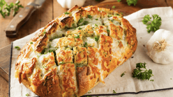 Pão de alho recheado (Imagem: Brent Hofacker | Shutterstock)