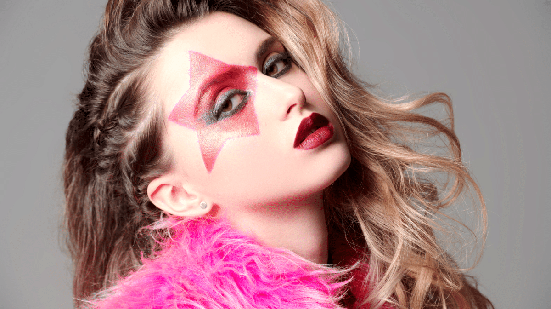 Com início nos anos 70, o glam rock incorporou ao rock uma estética extravagante, marcada por brilho, teatralidade e muita personalidade (Imagem: Kiselev Andrey Valerevich | Shutterstock)