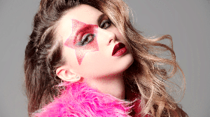 Com início nos anos 70, o glam rock incorporou ao rock uma estética extravagante, marcada por brilho, teatralidade e muita personalidade (Imagem: Kiselev Andrey Valerevich | Shutterstock)