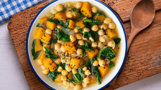 Sopa de grão-de-bico com abóbora e espinafre (Imagem: Lecker Studio | Shutterstock)