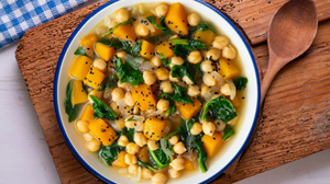 Sopa de grão-de-bico com abóbora e espinafre (Imagem: Lecker Studio | Shutterstock)
