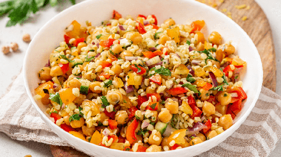 Salada de grão-de-bico com bulgur (Imagem: Svetlana Monyakova | Shutterstock)
