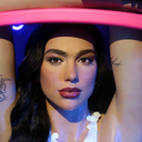 Com uma beleza que vai do natural ao marcante, Dua Lipa inspira escolhas de maquiagem que podem ser adaptadas à personalidade e às diferentes ocasiões (Imagem: John Arehart | Shutterstock)