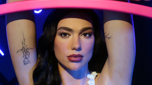 Com uma beleza que vai do natural ao marcante, Dua Lipa inspira escolhas de maquiagem que podem ser adaptadas à personalidade e às diferentes ocasiões (Imagem: John Arehart | Shutterstock)