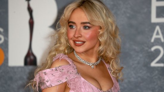 Com produções de beleza distintas, Sabrina Carpenter e Doechii traduzem bem o espírito criativo do Lollapalooza (Imagem: Fred Duval | Shutterstock)