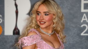 Com produções de beleza distintas, Sabrina Carpenter e Doechii traduzem bem o espírito criativo do Lollapalooza (Imagem: Fred Duval | Shutterstock)