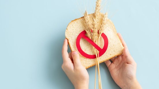 O controle da doença celíaca depende de uma dieta totalmente livre de glúten, associada ao acompanhamento clínico e nutricional (Imagem: Galigrafiya | Shutterstock)