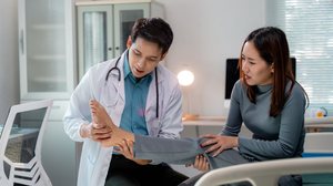A incidência de doenças autoimunes é maior no público feminino, que concentra a maior parte dos casos e tem risco até quatro vezes superior de desenvolvê-las (Imagem: PaeGAG | Shutterstock)