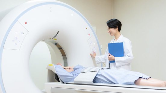 Exames rápidos e precisos podem mudar o desfecho clínico do paciente (Imagem: gentlelight | Shutterstock)