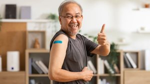 No outono, cresce a importância de estratégias de prevenção, monitoramento e continuidade do cuidado com a saúde dos idosos (Imagem: 220 Selfmade studio | Shutterstock)