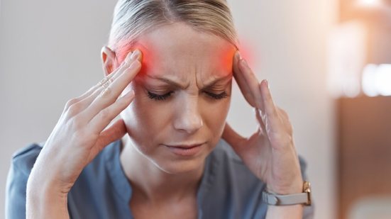 Tratar a dor de cabeça como algo comum pode mascarar doenças, agravar crises e comprometer a qualidade de vida (Imagem: PeopleImages | Shutterstock)