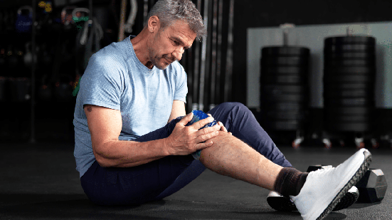 Inchaço, perda de movimento, trauma ou sensação de musculatura cansada ajudam a definir qual tipo de compressa é mais indicado para aliviar a dor (Imagem: Andrey_Popov | Shutterstock)