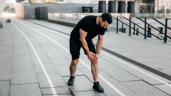 A dor na perna esquerda pode ter diferentes origens e níveis de gravidade (Imagem: Ivan Dudka | Shutterstock)
