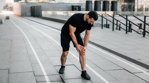 A dor na perna esquerda pode ter diferentes origens e níveis de gravidade (Imagem: Ivan Dudka | Shutterstock)