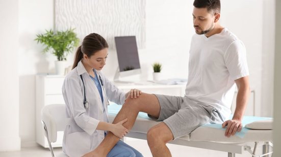 Quando o incômodo não passa e interfere na rotina, é preciso investigar causas estruturais que vão além da sobrecarga (Imagem: New Africa | Shutterstock)