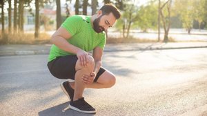 Mais do que um simples incômodo, a dor no joelho pode comprometer a mobilidade e impactar a rotina (Imagem: Hazal Ak | Shutterstock)