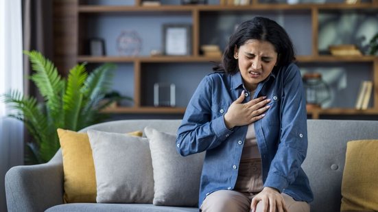 Entender a origem da dor no peito é fundamental para reconhecer riscos e agir com rapidez (Imagem: TetianaKtv | Shutterstock)