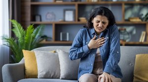 Entender a origem da dor no peito é fundamental para reconhecer riscos e agir com rapidez (Imagem: TetianaKtv | Shutterstock)