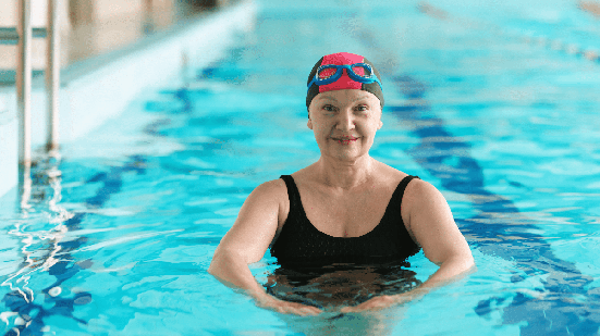 Exercícios na piscina ajudam a fortalecer a musculatura, reduzindo dores na coluna e no joelho (Imagem: New Africa | Shutterstock)