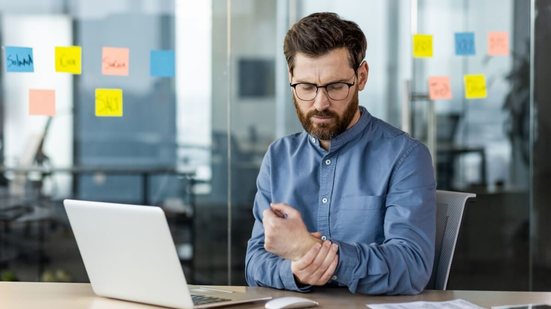 LER/DORT se constroem na repetição de movimentos, nas posturas inadequadas e na sobrecarga constante (Imagem: TetianaKtv | Shutterstock)