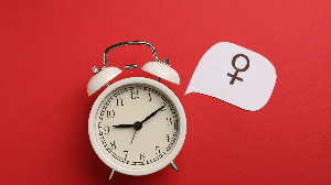 Com a redução hormonal, algumas mulheres podem desenvolver tendinopatias e apresentar alterações nas estruturas que envolvem as articulações (Imagem: New Africa | Shutterstock)
