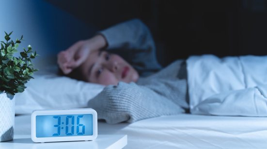 O sono pode influenciar diretamente o apetite e o metabolismo (Imagem: Pormezz | Shutterstock)