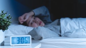 O sono pode influenciar diretamente o apetite e o metabolismo (Imagem: Pormezz | Shutterstock)
