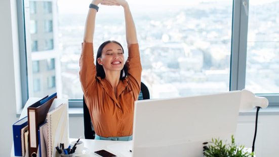 Práticas simples ajudam a evitar dores nas costas no trabalho (Imagem: fast-stock | Shutterstock)