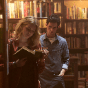 Séries se tornaram grandes sucessos pela força de suas narrativas e pelos personagens inesquecíveis (Imagem: Reprodução digital | Warner Bros. Television e Alloy Entertainment)