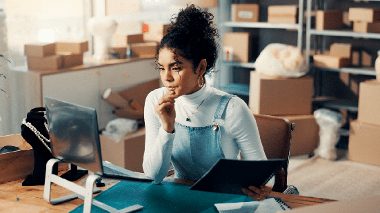A reforma tributária muda a conta de quem tem e-commerce e precisa escolher um centro de distribuição (Imagem: PeopleImages | Shutterstock)