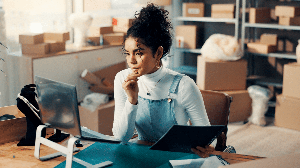 A reforma tributária muda a conta de quem tem e-commerce e precisa escolher um centro de distribuição (Imagem: PeopleImages | Shutterstock)