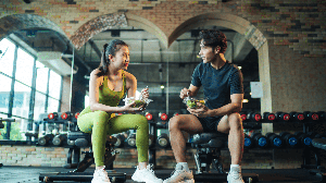 Com estratégias certas, é possível perder peso e ganhar massa muscular (Imagem: ME Image | Shutterstock)